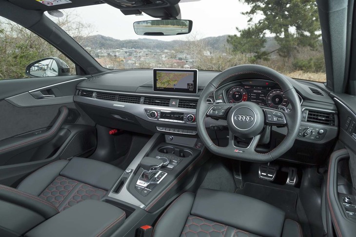 スポーティーさと上質感が追求されたインテリア。ハンドルの位置は、右だけでなく左も選べる。