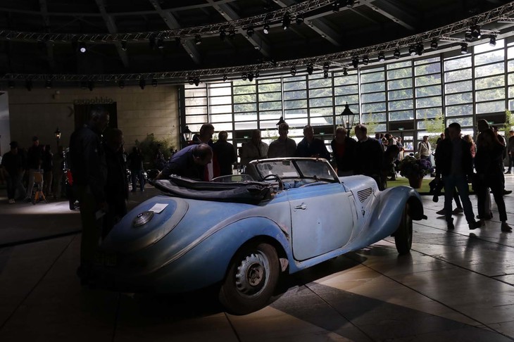 「BMW 327スポーツ コンバーチブル」（1938年）。その高性能ぶりと完成度の高いハンドリングにより、1930年代後半に最も高い人気を誇る高級ツーリングカーのひとつとなった。