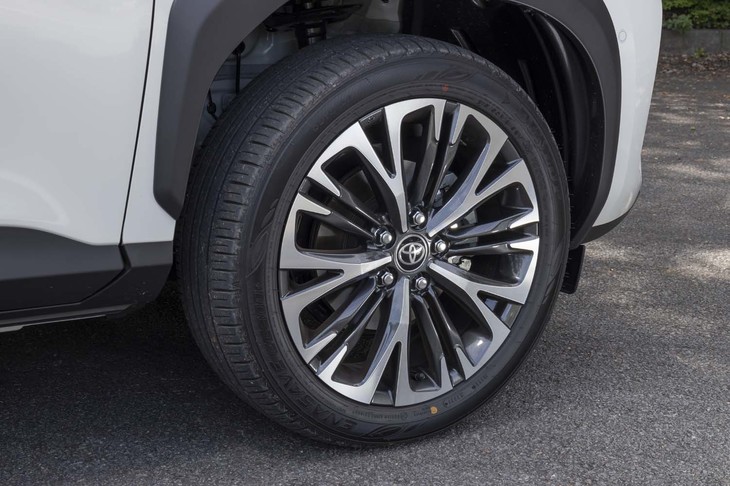 上級グレード「Z」「ハイブリッドZ」にはセンターオーナメント付きの切削光輝18インチアルミホイール（写真）が装着される。それ以外のグレードのホイールサイズは16インチとなる。