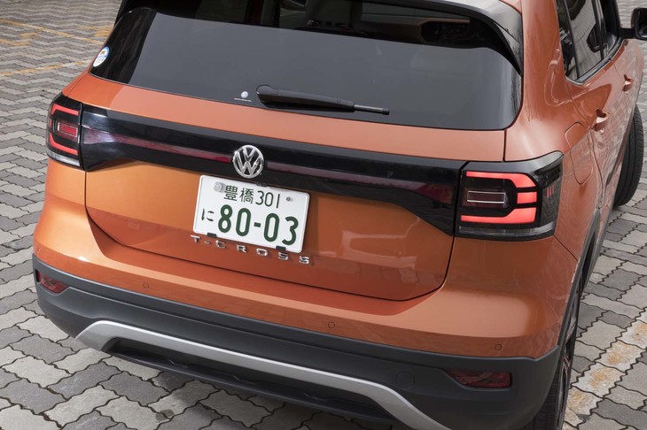 左右のコンビランプをリフレクターで結ぶことで、リアまわりでもボディーのワイドさを主張。ライセンスプレートの下部には「T-CROSS」バッジが貼られている。