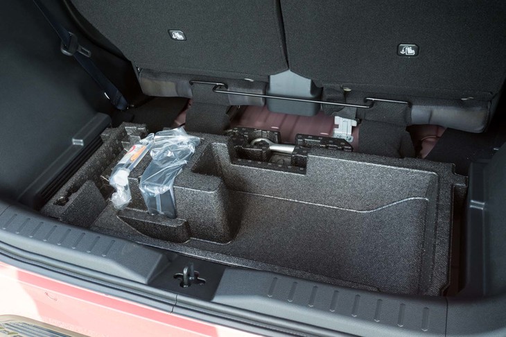 日産サクラ（ラゲッジアンダーボックス）