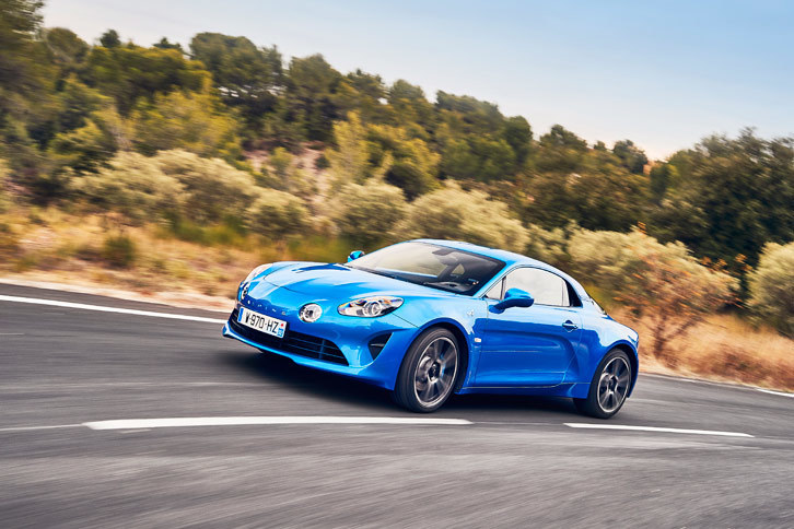 軽い車両重量は優れた乗り心地の実現にも寄与。高い運動性能を保ちつつ、よりやわらかなコイルスプリングを使用することができたという。