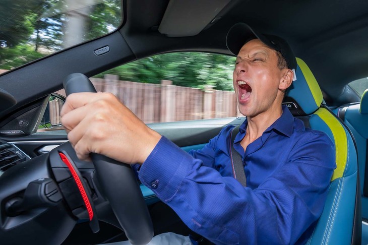 運転中の眠気をこらえるのは大変だ。大声で歌って気を紛らわせてみる。