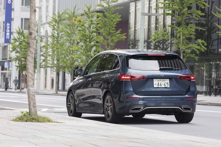 日本では2019年6月にデビューした新型「メルセデス・ベンツBクラス」。ガソリン車「B180」は同年7月、ディーゼル車「B200d」は同年10月にデリバリーが開始された。