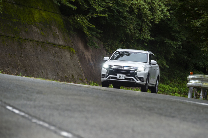 新たに用意された「SPORT」モードを試す。アクセル操作に対するレスポンスは過剰とも思えるほど。