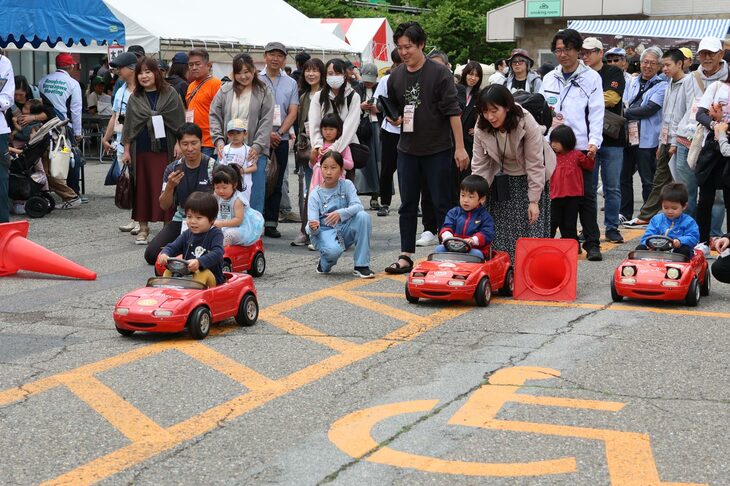 開会式の後は、恒例の子供たちによる熱きレース「ロードスターペダルカーレース」を開催。今や貴重な「NA」型ロードスターのペダルカーによる短距離レースには、8人の子供たちが参戦。最速の座を競った。