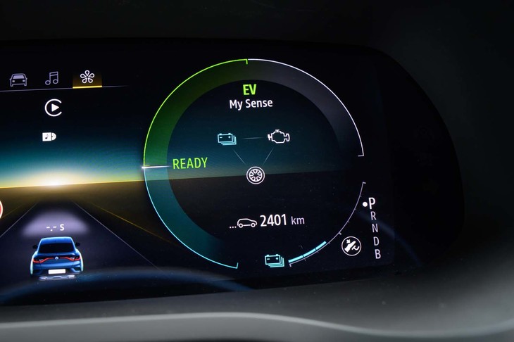 メーターパネルにエネルギーフローを表示したところ。写真は停止中の様子だが、走行中は緻密（ちみつ）にエネルギーの出し入れをコントロールしていることが分かる。