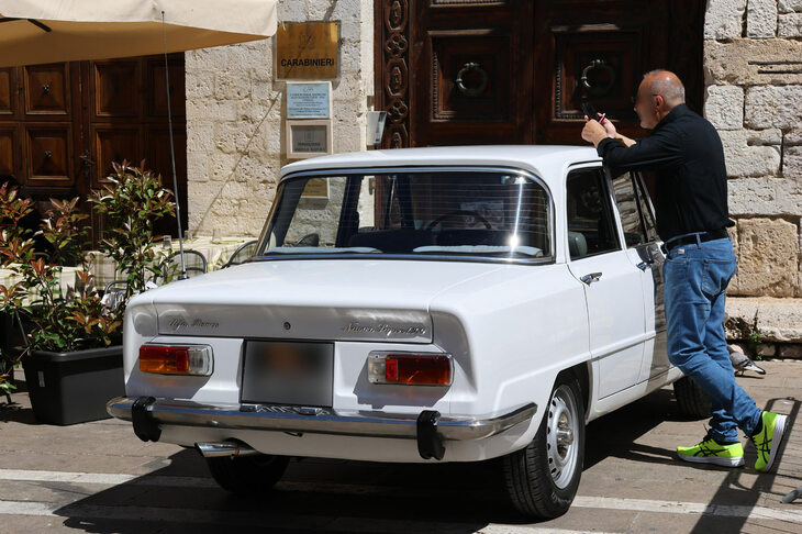 かくも昔のテールランプは簡素なデザインだった。初代「アルファ・ロメオ・ジュリア」。1974年以降の「ヌオーヴァ・スーパー」といわれるモデルである。2024年5月、アッシジで撮影。