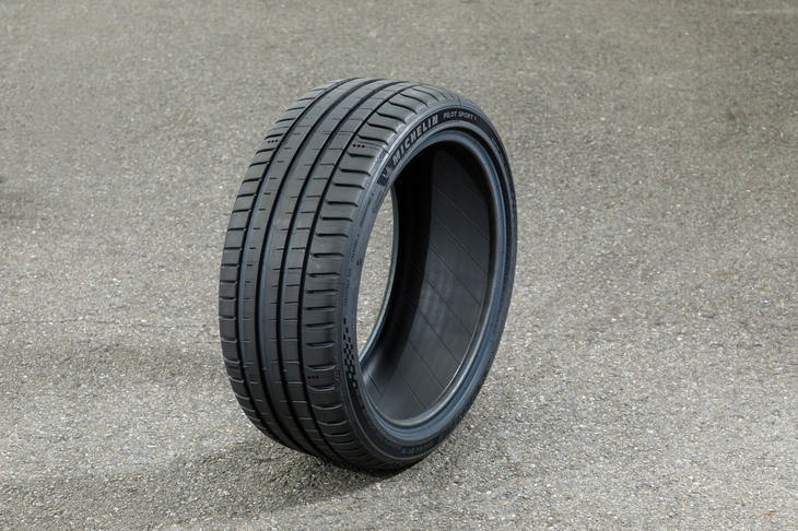 「パイロットスポーツ5」は、ドライ路面での安定したグリップ力がもたらす操縦安定性と、優れた排水性による耐ハイドロプレーニング性能を高次元で両立。走る楽しさをユーザーに提供するとうたわれる。