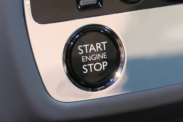 スタート／ストップスイッチには、エンジン車の名残が感じられる。