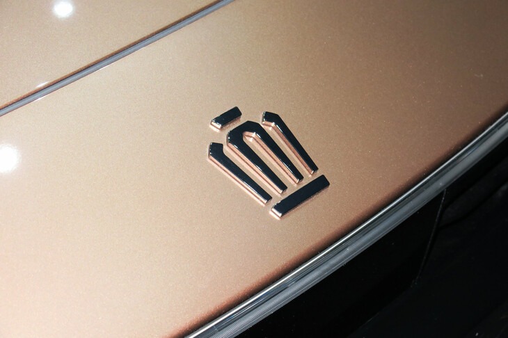 トヨタ・クラウン クロスオーバー（「クラウン」のフロントエンブレム）