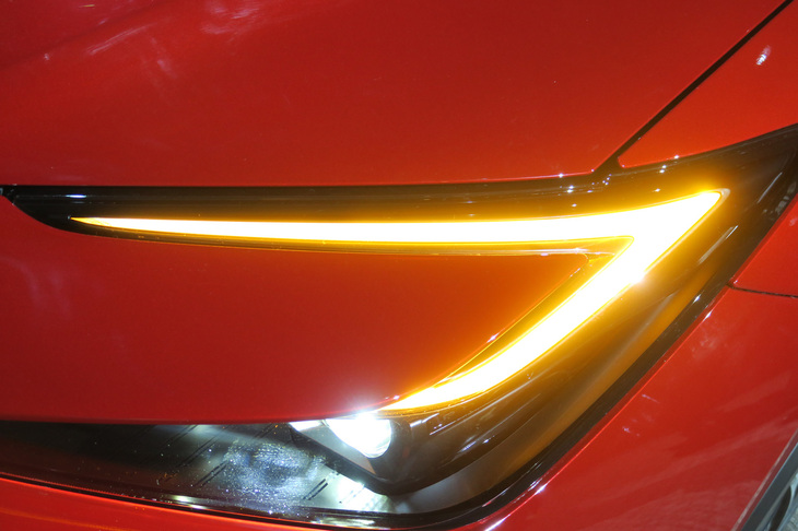 トヨタ・プリウス2.0L HEVプロトタイプ（ウインカー）