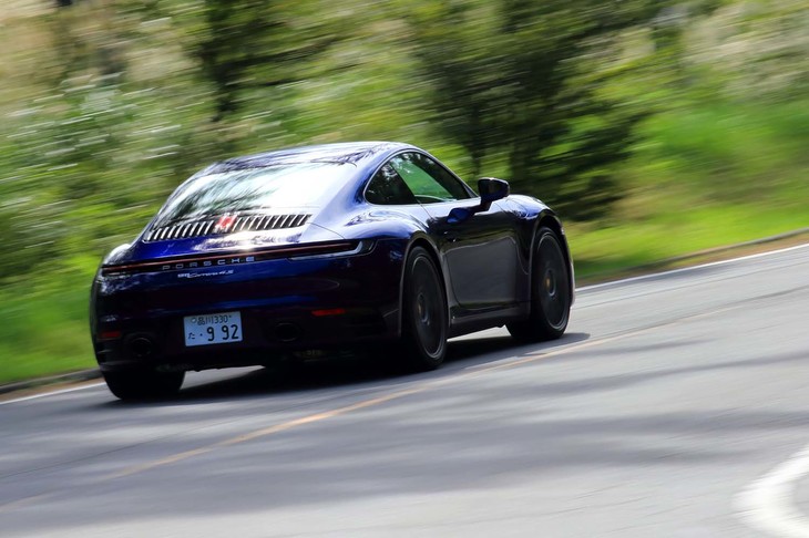 
	公表されている欧州複合サイクルの燃費値は約11.1km/リッター。今回の試乗では約590km走行し、参考燃費値は満タン法で9.6km/リッター、車載燃費計で9.0km/リッターとなった。燃料タンク容量は67リッター。
	