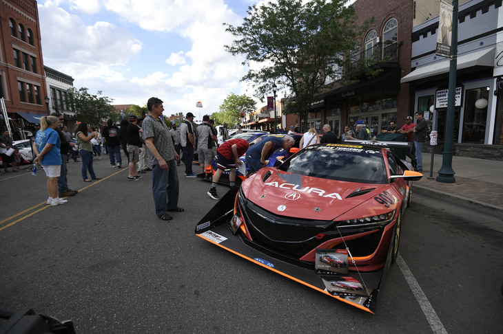 6月19日～21日の公式予選および練習走行に続いて、22日の早朝にも希望者を対象にしたオプションとして練習走行が実施された。決勝前のセッションがすべて終了した同日の夕刻には、ホストタウンのコロラドスプリングスでファンフェスタも開催。ファンフェスタは文字通り、ファンを対象にしたイベントで、市の中心部を封鎖して競技車両が展示された。エクストリームバイクのデモランが行われるなど、まさに“前夜祭”のような雰囲気で、数多くのファンが年に一度の祭典を満喫していた。写真のマシンはタイムアタック1クラスに挑んだ「アキュラNSX」。決勝で10分02秒448をマークし、クラス4位を獲得した。