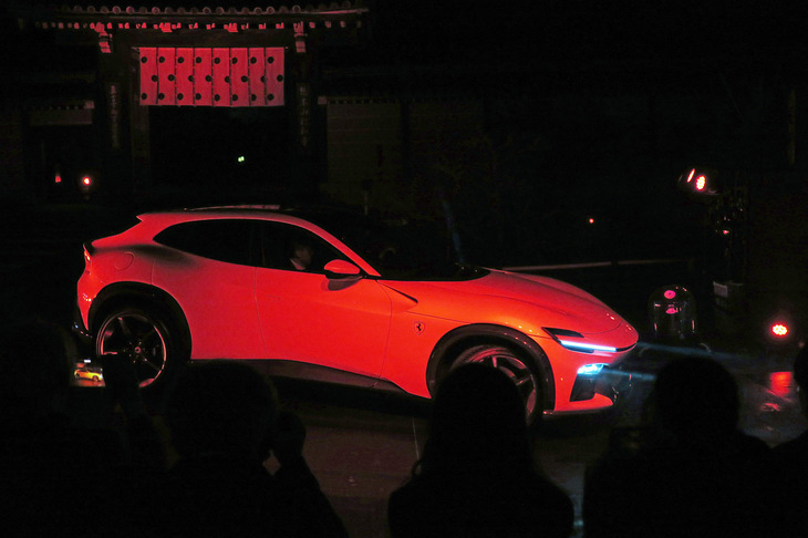 ステージへと向かう「フェラーリ・プロサングエ」。意外にスリムな車両形状がよくわかる。