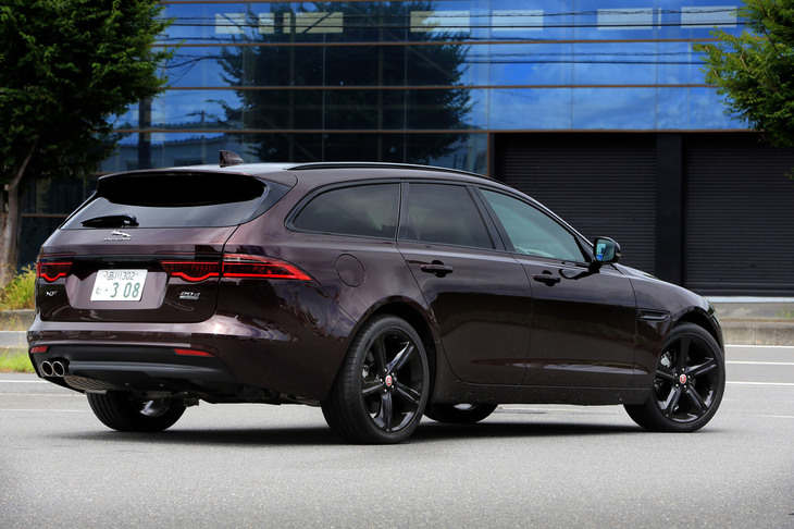 「XE」よりもひと回り大きい「XF」にはジャガーの現行ラインナップで唯一のステーションワゴン「スポーツブレーク」が用意される。