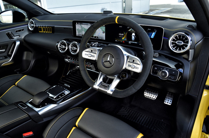 「エディション1」にはDINAMICAと呼ばれるスエード調素材をホイール部分に用いた「AMGパフォーマンスステアリング」が装備される。12時の位置に備わるイエローのセンターマーキングとイエローのステッチも、このモデルだけの専用デザインとなる。