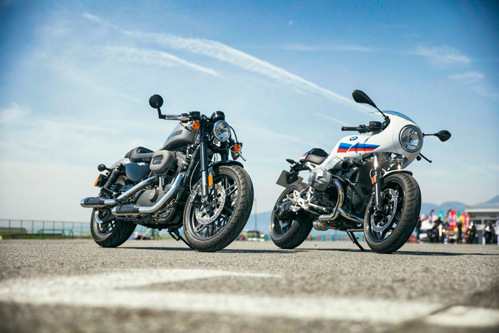 「ハーレーダビッドソン・ロードスター カフェカスタム・コアパッケージ」（左）と「BMW R nineTレーサー」（右）。
