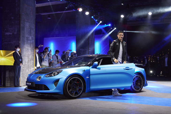 「アルピーヌA110 R」発表会での車両登場シーン。