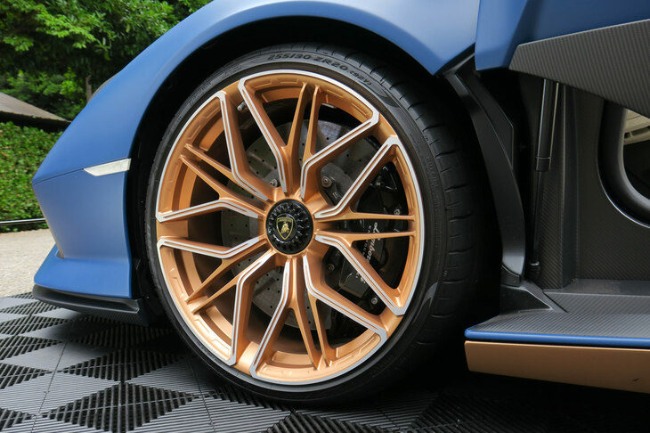 展示車にはもちろん、ピレリのハイパフォーマンススポーツタイヤ「Pゼロ」が装着されていた。