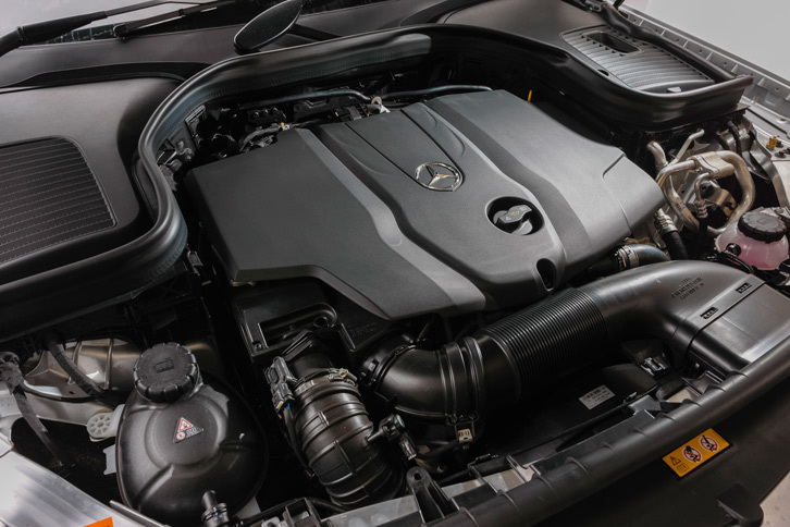 最高出力170ps、最大トルク400Nmを発生する2.2リッター直4ディーゼルターボエンジン。トルコン式の9段AT「9Gトロニック」が組み合わされる。