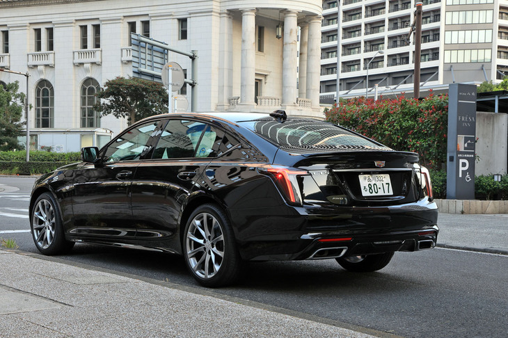 エッジを効かせたボディーラインに縦目のテールランプなど、従来のモデルから特徴的なアイコンを受け継ぎつつ、より洗練度を増した「CT5」のデザイン。ビジーではなく、シンプル過ぎもしないその造形は絶妙だ。