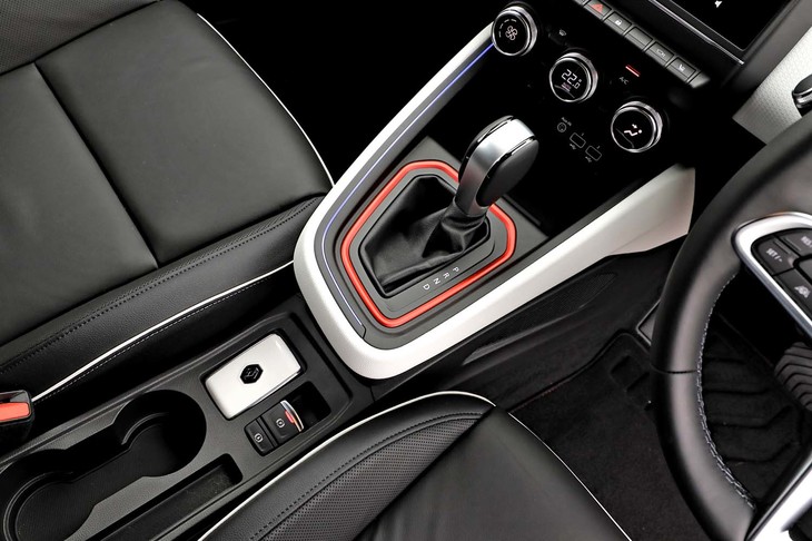トランスミッションは7段のデュアルクラッチ式AT。シフトセレクターによるマニュアル変速モードへの切り替えができなくなっており、シフトパドルを介しておこなう必要がある。