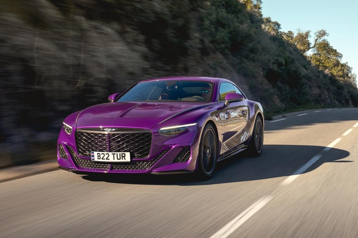 W12ユニットは、2023年半ばからデリバリーが始まる限定車「ベントレー・バトゥール」にも搭載される。そのスペックはW12史上最強のもので、最高出力は740PS超、最大トルクは1000N・mに達するとされる。