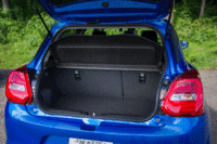 ラゲッジルームの容量は、5人乗車時で178リッター。純ガソリン車より少ないのは、バッテリーを搭載するために床面がかさ上げされているためだ。（写真をクリックすると、シートの倒れる様子が見られます）