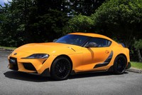 カーボン製のエアロパーツや専用デザインの鍛造ホイールなど、カスタム用の純正オプション「GRパーツ」も用意される。写真はそれらをフル装備した「スープラSZ-R」の展示車両。