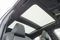 調光パノラマルーフは19万8000円のオプション。写真はガラスを曇らせて「障子越しのような」とうたわれる柔らかな光をキャビンに入れたところ。