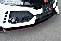 バンパーコーナーからフロントインナーフェンダーのスリットに空気の流れを導き、ドラッグを低減する。