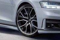 「アウディA8」にドライバーズカーとしての魅力にフォーカスした限定車の画像