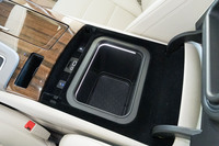 巨大なセンターアームレストの下には、USB／USB Type-Cのポートと、冷蔵と冷凍の両方に使える保冷庫が備わっている。