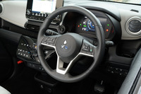 運転席まわりでは、これまで「P」グレードのみに装備されていたステアリングヒーターが、「G」グレードにも標準で採用された。