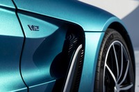 新型「アストンマーティンV12ヴァンテージ ロードスター」がデビューの画像