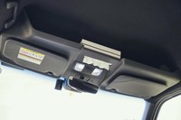 前席の頭上に装着する「ルーフコンソール」。中央部分にティッシュボックスを逆さに取り付け、ティッシュが容易に引き出せるようになっている。