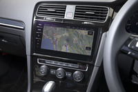 純正ナビ「ディスカバープロ」には物理スイッチが備わらず、すべてをタッチ操作で行う。ラジオの選局などは、画面の前で手を左右に動かすジェスチャーでも行えるが、うまく操作するためには少々コツがいる。