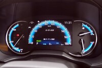 ハイブリッド車の上級グレードに備わる専用オプティトロンメーター。