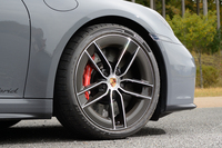 タイヤはフロントが245/35ZR20、リアが315/30ZR21の「ピレリPゼロR」を履く。R付きは自動車メーカーとの共同開発品であることを示しており、ポルシェのほかにBMWやアストンマーティン用もあるようだ。