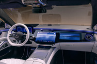 いっぽうで、今どきのインターフェイスのトレンドといえばこれ。写真は2026年1月に発表された改良型「メルセデス・ベンツSクラス」のインテリア。ご覧のとおり、インストゥルメントパネルの全面にタッチスクリーンが配置されている。