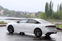 新型ではスリーボックススタイルをやめて、なだらかなルーフラインが特徴的なハッチバック車に。プジョーは“4ドアファストバック”と呼んでいる。