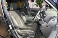 「カスタム」のターボ車に装備される専用シート。新型「N-WGN」では幅広い体形のドライバーに適切な運転姿勢を提供できるよう、ステアリングにチルト＆テレスコピック調整機構が、シートに高さ調整機構が装備される。