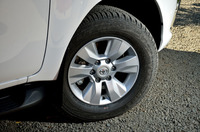 ホイールのサイズは17インチ。タイヤは265/65サイズの「ヨコハマ・ジオランダー」が装着されていた。