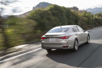 ベーシックな「ES300h」と“バージョンL”には、微細な入力にも減衰力を発生させて乗り心地を向上させるスウィングバルブショックアブソーバーが標準装備となる。