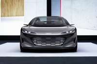 フロントグリルは六角形。「シングルフレームグリルの革新的解釈」とされる。