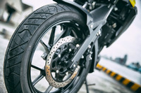 ルックスは“いかにも”なアドベンチャースタイルだが、足元の仕様は17インチアルミ製キャストホイールに非ブロックパターンのオンロードタイヤの組み合わせ。舗装路を走っていても違和感のない操作性と、気兼ねなくロングツーリングに出掛けられる快適性を備えている。