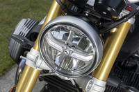 「R18」ゆずりのデザインが目を引く新採用のLEDヘッドランプ。コーナリング時に進行方向を照らす「アダプティブコーナリングライト」が搭載されている。