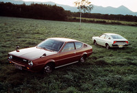 「三菱ランサー セレステ」。初代ランサーをベースにしたハッチバッククーペ。北米では当時提携していたクライスラーから「プリマス・アロー」の名で販売された。