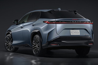 ボディーサイズは全長×全幅×全高＝4805×1895×1635mm、ホイールベースは2850mm。レクサスとしては初となるBEV専用プラットフォーム「e-TNGA」が採用された。